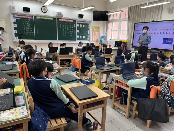 111學年度創客社群公開授課-黃豊迅主任