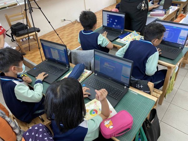 111學年度創客社群公開授課-黃豊迅主任