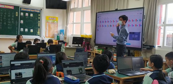111學年度創客社群公開授課-黃豊迅主任
