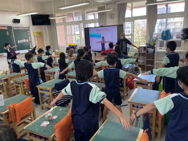 111學年度雙語亮點教學(10月公開授課三年2班體育課)