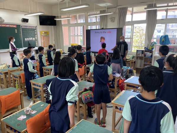 111學年度雙語亮點教學(10月公開授課三年2班體育課)