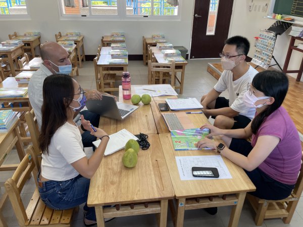 111學年度雙語教學-中師與外師協同備課