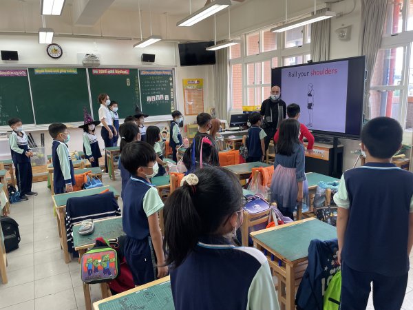 111學年度雙語亮點教學(10月公開授課三年2班體育課)
