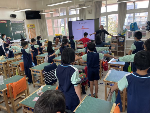 111學年度雙語亮點教學(10月公開授課三年2班體育課)